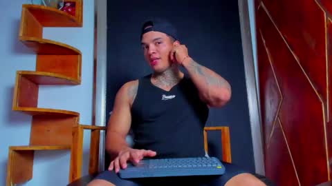 Snapshot of aquiles_elpapi chatting on April 2026 02:01:02 PM AquilesElpapi online show from April 2026 02:01:02 PM