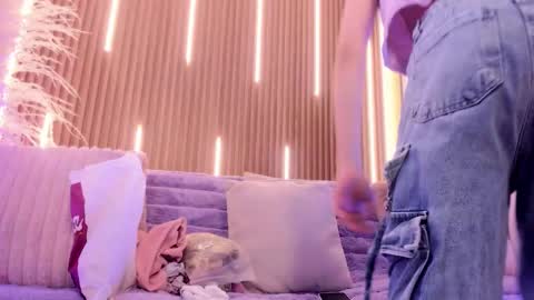 Ari  online show from December 2025 12:54:01 PM