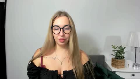 Snapshot of ariaswan chatting on October 2025 04:22:01 PM Aria online show from October 2025 04:22:01 PM