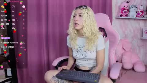 Snapshot of aribunnie chatting on November 2025 09:04:02 PM Ari Bunnie online show from November 2025 09:04:02 PM