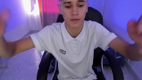 Aaron online show from November 2025 07:43:01 PM