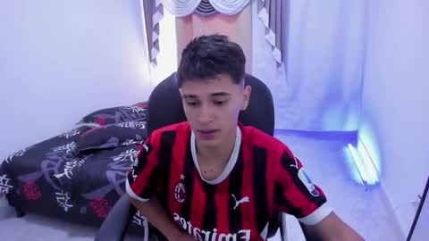 Aaron online show from November 2025 08:00:01 PM