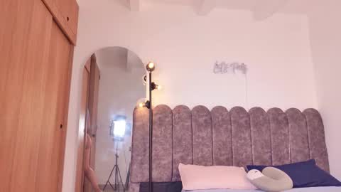 aryascollins online show from January 2026 03:12:02 AM