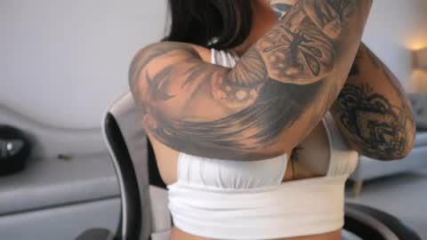 Ashley Lauren online show from April 2026 07:22:02 PM