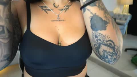 Ashley Lauren online show from April 2026 07:18:02 PM