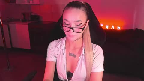 Snapshot of ashmila chatting on May 2026 04:52:01 AM Mila online show from May 2026 04:52:01 AM