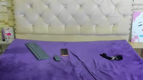 Monii Yi online show from February 2025 08:21:02 AM