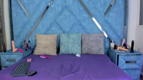 Monii Yi online show from November 2025 05:01:02 AM