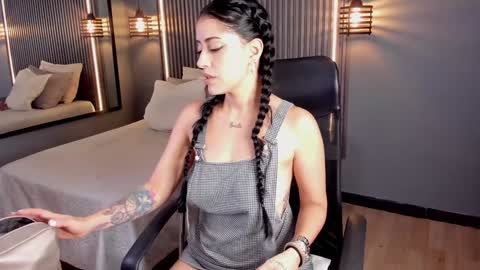 Aura online show from February 2025 12:06:02 PM