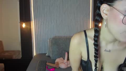 Aura online show from October 2025 03:16:01 AM