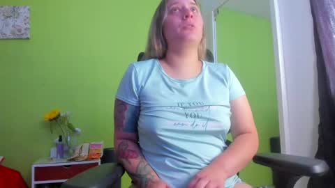 Snapshot of auradivina2 chatting on June 2026 05:02:02 PM Aura Divina online show from June 2026 05:02:02 PM