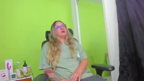 Snapshot of auradivina2 chatting on July 2026 04:19:01 AM Aura Divina online show from July 2026 04:19:01 AM