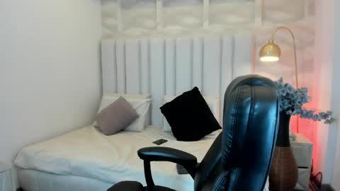 Snapshot of aurora_bellamont chatting on June 2026 01:23:01 PM Aurora online show from June 2026 01:23:01 PM