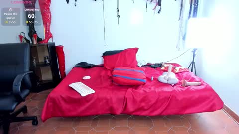 Aurora online show from October 2025 02:23:02 AM