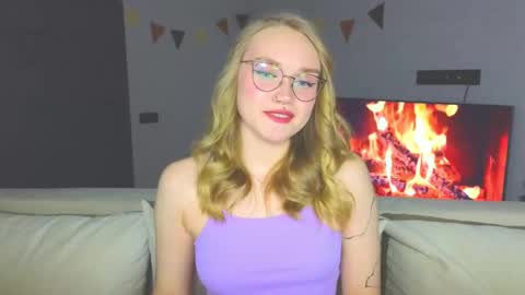 Snapshot of aurora_golden chatting on December 2024 03:44:01 PM Kate online show from December 2024 03:44:01 PM