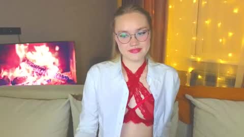 Snapshot of aurora_golden chatting on December 2024 04:42:01 PM Kate online show from December 2024 04:42:01 PM