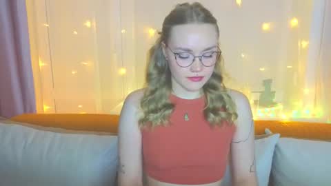 Snapshot of aurora_golden chatting on February 2025 04:00:02 PM Kate online show from February 2025 04:00:02 PM