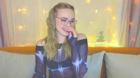 Snapshot of aurora_golden chatting on February 2025 04:00:02 PM Kate online show from February 2025 04:00:02 PM