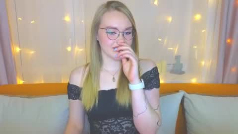 Snapshot of aurora_golden chatting on March 2025 05:17:02 PM Kate online show from March 2025 05:17:02 PM