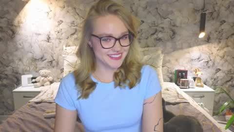 Snapshot of aurora_golden chatting on October 2025 04:11:01 PM Kate online show from October 2025 04:11:01 PM