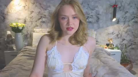Snapshot of aurora_golden chatting on June 2026 08:35:02 AM Kate online show from June 2026 08:35:02 AM