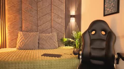 aurora online show from November 2025 07:13:02 PM