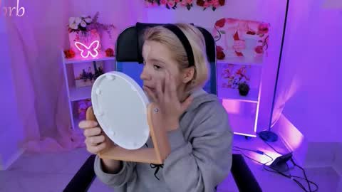 aurorawrenfield online show from November 2025 04:14:02 AM