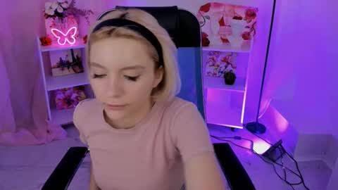 aurorawrenfield online show from November 2025 04:45:02 AM