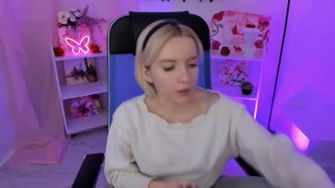 aurorawrenfield online show from November 2025 04:13:01 AM