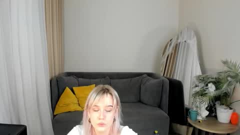 avabloom_ online show from November 2025 09:39:02 PM