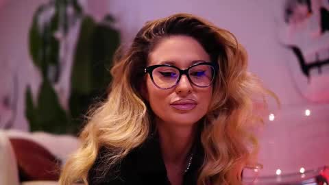 Ava online show from November 2025 04:01:02 AM