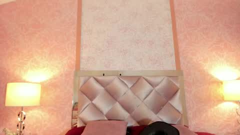 avawhiite online show from November 2025 07:30:01 PM