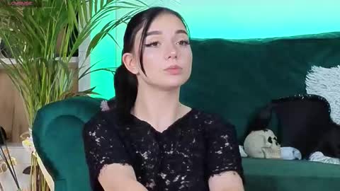 AveryWillow online show from November 2025 10:47:01 AM