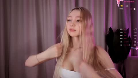 Avrora online show from December 2025 04:23:02 PM