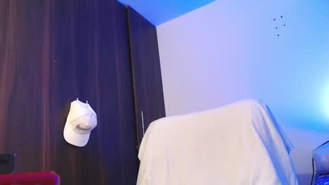 Independiente Model online show from November 2025 12:16:01 PM