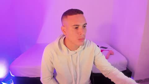 axel__fierro online show from April 2026 09:32:01 PM