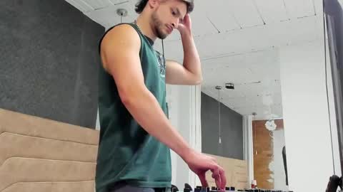 Axel  online show from April 2026 01:34:02 PM