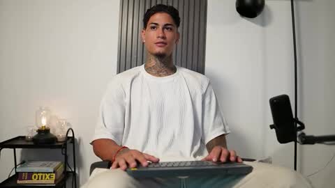 Agustin online show from October 2025 08:51:01 PM