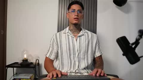 Agustin online show from October 2025 08:16:02 PM