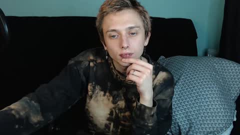 Snapshot of axxxturel chatting on December 2024 04:38:01 PM Ian skinny Slawa online show from December 2024 04:38:01 PM
