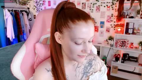 Ayla hill online show from November 2025 06:56:02 PM