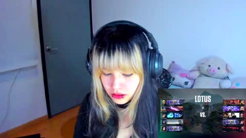 Azu Moure online show from January 2025 08:30:02 AM