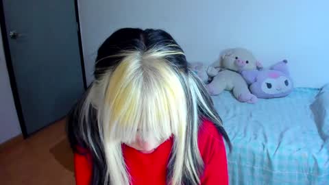 Azu Moure online show from January 2025 08:01:01 AM