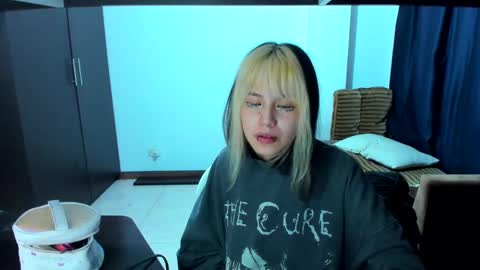 Azu Moure online show from February 2025 11:00:02 AM