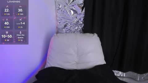 Queen B online show from November 2025 06:44:02 PM