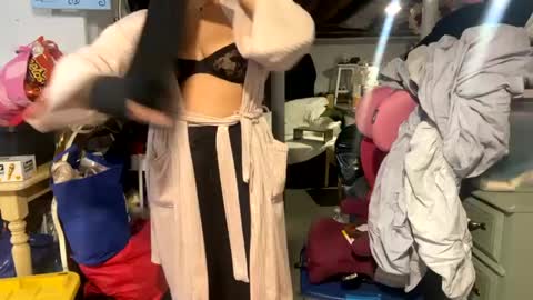 BeachyMILF online show from December 2024 03:47:02 AM