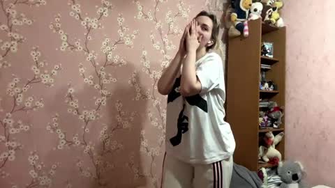 Mia online show from April 2026 04:48:02 PM