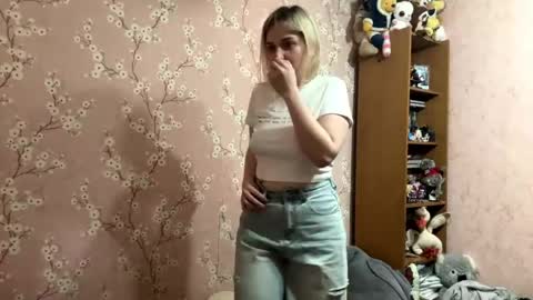 Mia online show from April 2026 04:04:02 PM