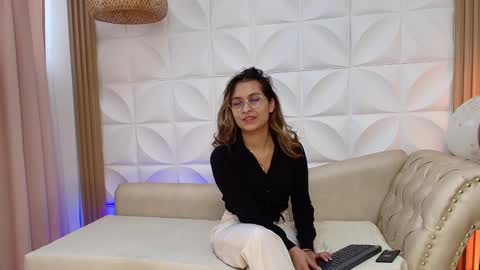 Snapshot of beccamilanni chatting on March 2025 12:44:02 PM beccamilanni online show from March 2025 12:44:02 PM