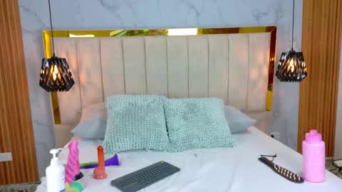 Laura Tobon online show from October 2025 05:02:02 PM